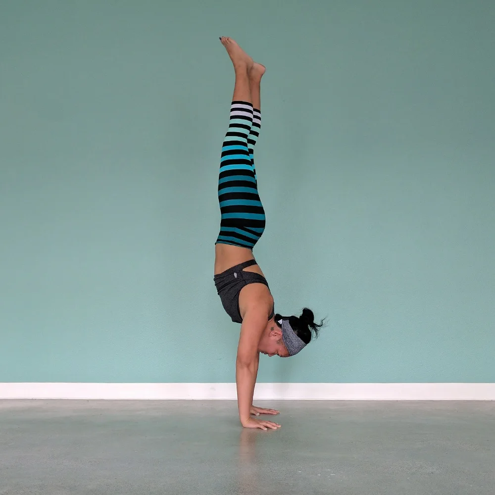 k-deer caroline stripe leggings yoga poses schimiggy_0005_kdeer caroline stripe leggings review handstand